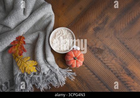 Vista dall'alto della tazza di cacao sul piano autunnale con spazio per il testo Foto Stock