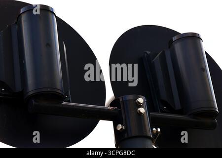 Primo piano del retro scuro di un semaforo moderno Foto Stock