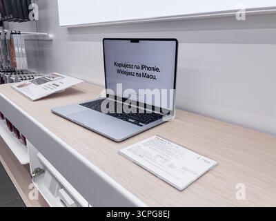 Poznan, Polonia - 20 settembre 2025: Nuovo notebook Apple MacBook Air sul moderno display di un punto vendita tecnologico, che mette in risalto gli Universal Clipboard su iPhone e M. Foto Stock