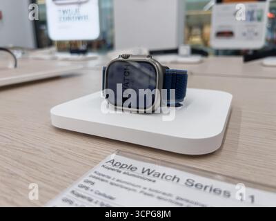 Poznan, Polonia - 20 settembre 2025: Smartwatch Apple Watch Ultra 3 in esposizione, che mette in evidenza le funzionalità avanzate per la salute, il fitness e la connettività i Foto Stock