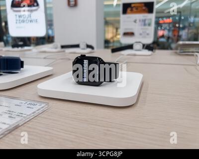 Poznan, Polonia - 20 settembre 2025: Apple Watch 11 presentato su un espositore pulito, enfatizzando le capacità di monitoraggio dello stato e l'efficienza del Foto Stock