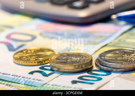 Primo piano di banconote e monete in euro Foto Stock