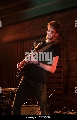 La band funk Bristol Stone Cold Hustle, sul palco di Presteigne, Powys, Regno Unito Foto Stock