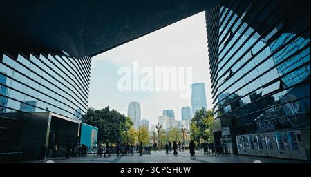 Chengdu, Sichuan, Cina. Vista dal Museo di Chengdu al Centro finanziario di Tianfu sullo sfondo. La gente cammina vicino alla nuova sala del Museo di Chengdu. La vita di tutti i giorni Foto Stock