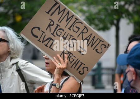 New Yorkers Against ICE Rally fuori dal quartier generale ICE al 26 Federal Plaza a Lower Manhattan. Foto Stock