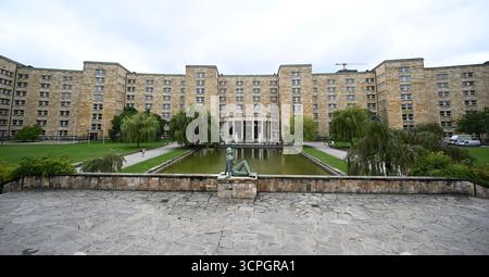 PRODUZIONE - 26 settembre 2025, Assia, Francoforte sul meno: Una scultura in bronzo si trova nel campus Westend della Goethe University di fronte all'edificio IG Farben. Il semestre invernale presso le università dell'Assia inizia il 1° ottobre. Foto: Arne Dedert/dpa Foto Stock
