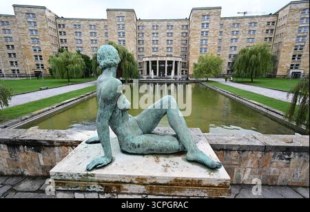 PRODUZIONE - 26 settembre 2025, Assia, Francoforte sul meno: Una scultura in bronzo si trova nel campus Westend della Goethe University di fronte all'edificio IG Farben. Il semestre invernale presso le università dell'Assia inizia il 1° ottobre. Foto: Arne Dedert/dpa Foto Stock