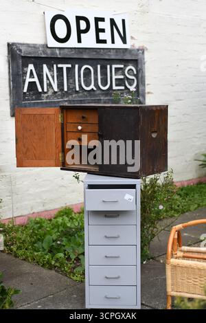 Vendita all'aperto di oggetti d'antiquariato Foto Stock