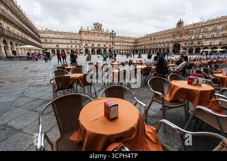 Panoramica di Plaza Mayor a Salamanca, Spagna, con tovaglie arancioni da strega in primo piano Foto Stock