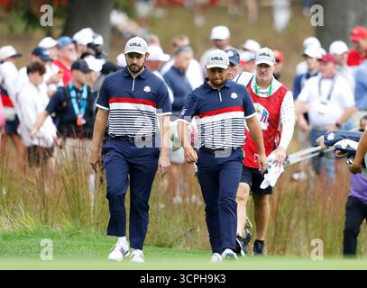 Farmingdale, Stati Uniti. 26 settembre 2025. Xander Schauffele e Patrick Cantlay della squadra degli Stati Uniti camminano fino al 3° green nel loro match contro Viktor Hovland e Robert MacIntyre della squadra Europa alla 45a Ryder Cup al Black Course al Bethpage State Park di Farmingdale, New York, venerdì 26 settembre 2025. L'Europa è l'attuale detentore della Ryder Cup dopo la vittoria sugli Stati Uniti nel 2023 al Marco Simone Golf and Country Club. Foto di John Angelillo/UPI credito: UPI/Alamy Live News Foto Stock