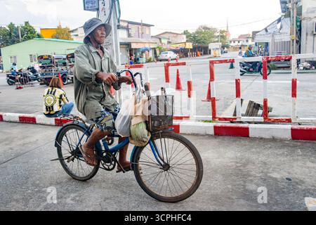 BANGKOK, THAILANDIA, ottobre 06 2024, anziani in bicicletta con un carico Foto Stock
