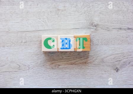 Abbreviazione CBT su cubi di legno con lettere colorate su sfondo in legno Foto Stock