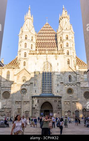 Vienna, Austria - 4 giugno 2022: La cattedrale di Santo Stefano presenta una splendida architettura gotica con intricati disegni illuminati da luce naturale e. Foto Stock