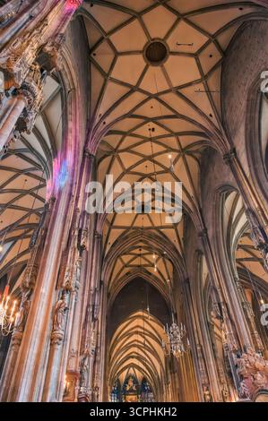 Vienna, Austria - 4 giugno 2022: Vista spettacolare sul soffitto della cattedrale di Santo Stefano, decorato con eleganti lampadari Foto Stock
