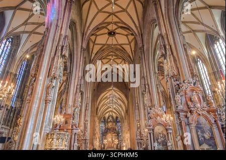 Vienna, Austria - 4 giugno 2022: L'interno della cattedrale di Santo Stefano presenta una splendida architettura gotica con dettagli intricati e suggestivi Foto Stock