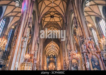 Vienna, Austria - 4 giugno 2022: L'interno della cattedrale di Santo Stefano presenta un'intricata architettura gotica illuminata da luci calde Foto Stock