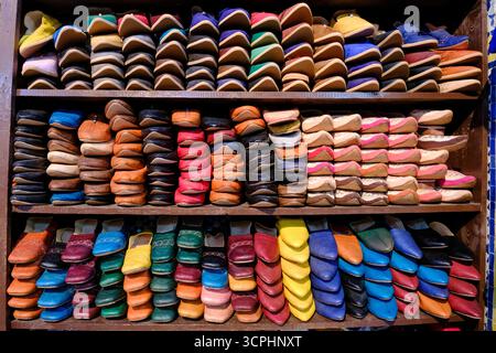 Pantofole dai colori vivaci nella conceria Chouara, Fez, Marocco, Nord Africa Foto Stock