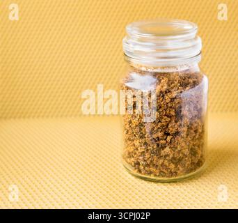 La propoli o colla per api è una miscela resinosa che le api mellifere producono mescolando saliva e cera d'api, raccolta da germogli di alberi, flussi di sap. Foto Stock