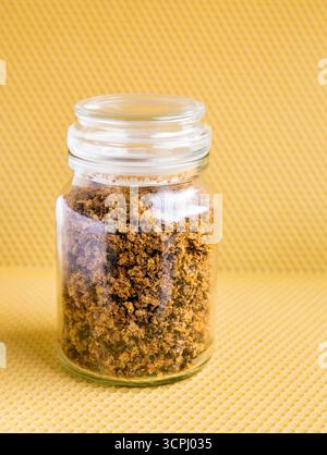 La propoli o colla per api è una miscela resinosa che le api mellifere producono mescolando saliva e cera d'api, raccolta da germogli di alberi, flussi di sap. Foto Stock