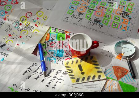 Calendario con appuntamenti e scadenze aziendali sulla scrivania disordinata. Foto Stock