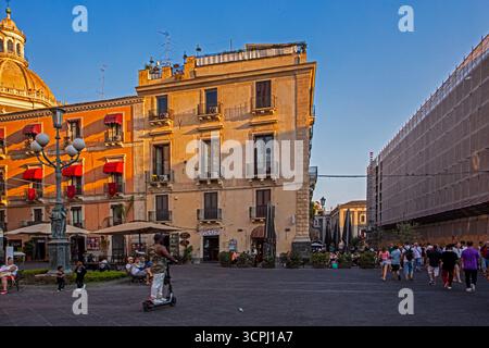 Piazza a Catania la sera del 9 settembre 2025, in Sicilia. Viaggi in Italia Foto Stock