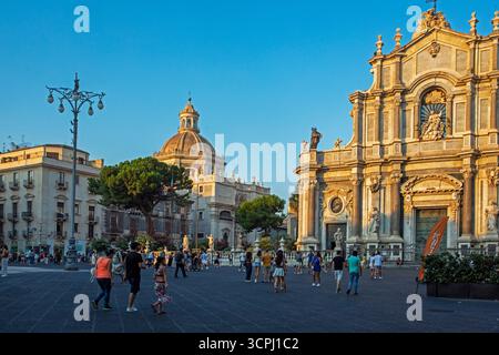 Piazza Catania la sera del 9 settembre 2025 in Sicilia. Viaggi in Italia Foto Stock