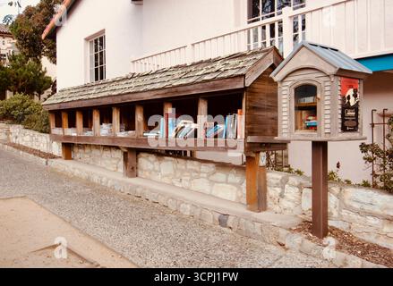 Supporto per la sostituzione di libri all'aperto della comunità con piccola libreria gratuita Foto Stock