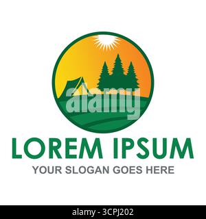 Logo Camping Adventure o modello con emblema. Illustrazione vettoriale di una tenda in un paesaggio di pineta con un sole per un parco all'aperto, viaggi o attività ricreative Illustrazione Vettoriale