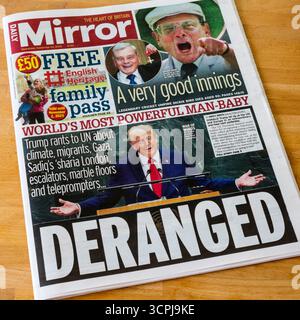 24 settembre 2025. Il titolo della prima pagina nel Daily Mirror legge "deranged". Si riferisce al discorso di Trump all'Assemblea generale delle Nazioni Unite del 23 settembre 2025. Foto Stock