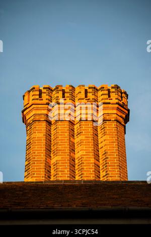 Chimneys of Hampton Court Palace, London Borough of Richmond upon Thames, Surrey, Inghilterra, Regno Unito Foto Stock