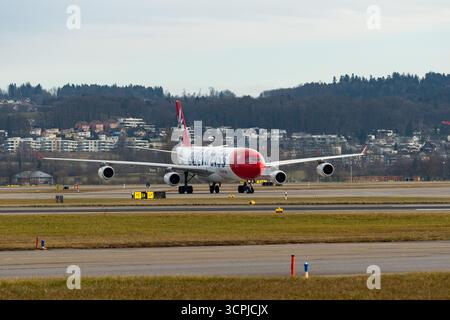 Zurigo, Svizzera, 24 gennaio 2025 HB-JME Edelweiss Airbus A340-313 è in fase di rullaggio Foto Stock