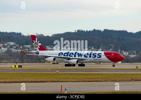 Zurigo, Svizzera, 24 gennaio 2025 HB-JME Edelweiss Airbus A340-313 è in fase di rullaggio Foto Stock