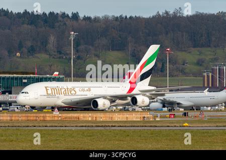 Zurigo, Svizzera, 24 gennaio 2025 A6-EEB Emirates Airbus A380-861 è in fase di rullaggio Foto Stock