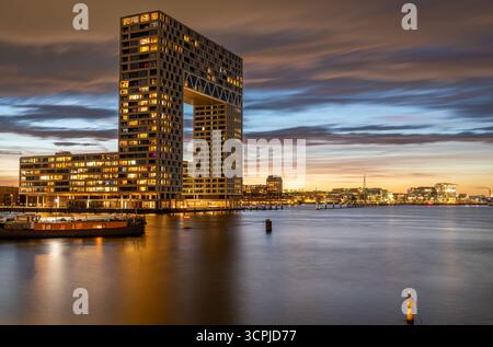 Vista al tramonto del quartiere Houthaven e del complesso residenziale Pontsteiger ad Amsterdam, Paesi Bassi Foto Stock