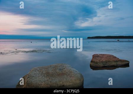 Tranquillo paesaggio sul mare con rocce al tramonto Foto Stock
