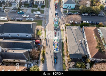 Veduta aerea della parata del Proteus di New Orleans, che si snoda dal Den in un quartiere residenziale di lusso fino all'area di sosta di Napoleon Avenue. Foto Stock