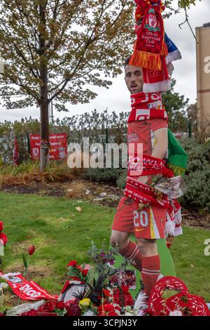 Tributi floreali, sciarpe e messaggi lasciati dai tifosi fuori dallo stadio di Anfield in memoria dell'attaccante del Liverpool Diogo Jota. Foto Stock