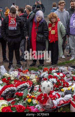 Tributi floreali, sciarpe e messaggi lasciati dai tifosi fuori dallo stadio di Anfield in memoria dell'attaccante del Liverpool Diogo Jota. Foto Stock