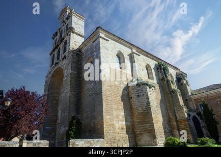 Imponente architettura in pietra della chiesa di Santa Eulalia a Torquemada, Palencia Foto Stock