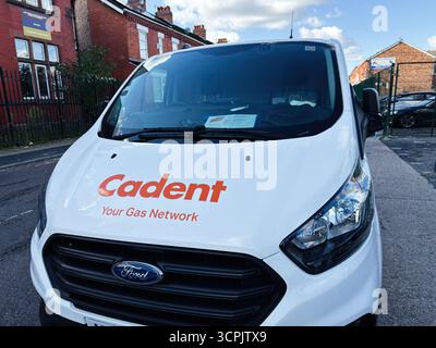 Manchester, Regno Unito - 23 settembre 2025: Furgone Cadent bianco a Manchester, Regno Unito, con il marchio Your gas Network, parcheggiato in una strada con edifici in mattoni. Foto Stock