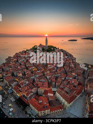 Rovigno, Croazia - Vista panoramica verticale aerea della città vecchia di Rovigno con la Chiesa di Sant'Eufemia e il tramonto del sole in un pomeriggio estivo in Istria Foto Stock