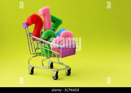 Carrello pieno di numeri di spugna di colori diversi Foto Stock