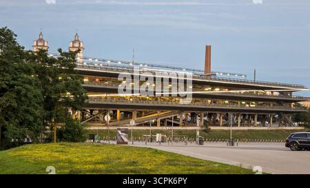 Centro città di Kaunas, centro città in serata. Edifici per gli affari, situati nel centro della città, ponti e argini vicino al fiume e alla strada principale. Foto Stock
