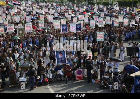 I sostenitori di Houthi partecipano a una protesta anti-Israele a Sana'a, Yemen, 26 settembre 2025. Ameen Ali Foto Stock