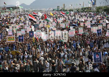 I sostenitori di Houthi partecipano a una protesta anti-Israele a Sana'a, Yemen, 26 settembre 2025. Ameen Ali Foto Stock