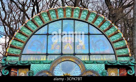 Fontana in stile bizantino di Ernst Fuchs, caratterizzata da una finestra semicircolare in vetro colorato con vivaci tonalità blu e verde, Vienna, Austria Foto Stock
