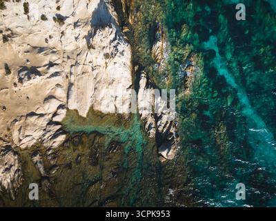 Vista aerea delle formazioni rocciose nel mare, sfondo costiero panoramico Foto Stock