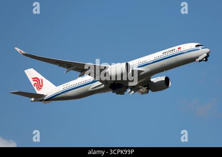 Un Airbus A350-900 di Air China parte dall'aeroporto di Londra Gatwick Foto Stock