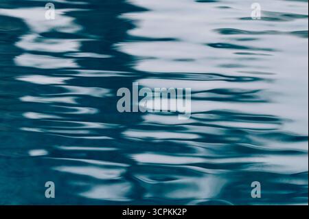 Ondulazione delicata sulla superficie dell'acqua Foto Stock