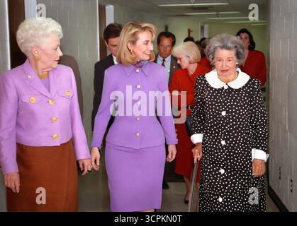 U.S. First Lady Hillary Rodham Clinton (centro) a piedi con il governatore del Texas Ann Richards (a sinistra) e l'ex First Lady Claudia "Lady Bird" Johnson (a destra) all'evento di lectureship Liz Carpenter presso l'Erwin Center, University of Texas, Austin, Texas, USA, Ralph Alswang, fotografo della Casa Bianca, 6 aprile 1993 Foto Stock